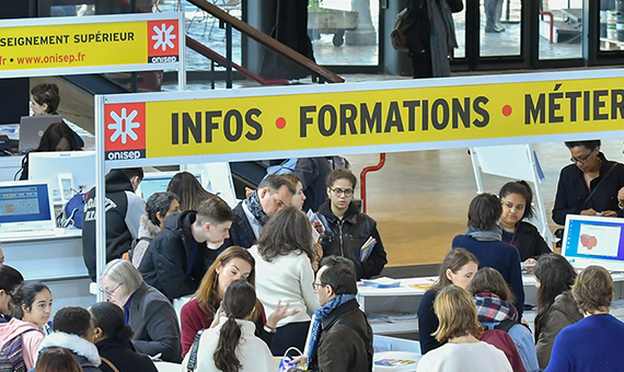 Photo d'un salon d'informations pour les jeunes avec la présence de l'ONISEP